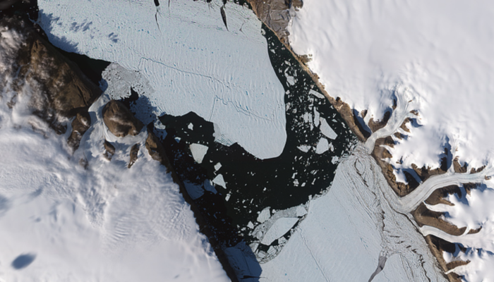 大小的一块冰阿姆斯特丹:格陵兰冰川的冰解如何改变了自从2010年彼得曼冰川事件